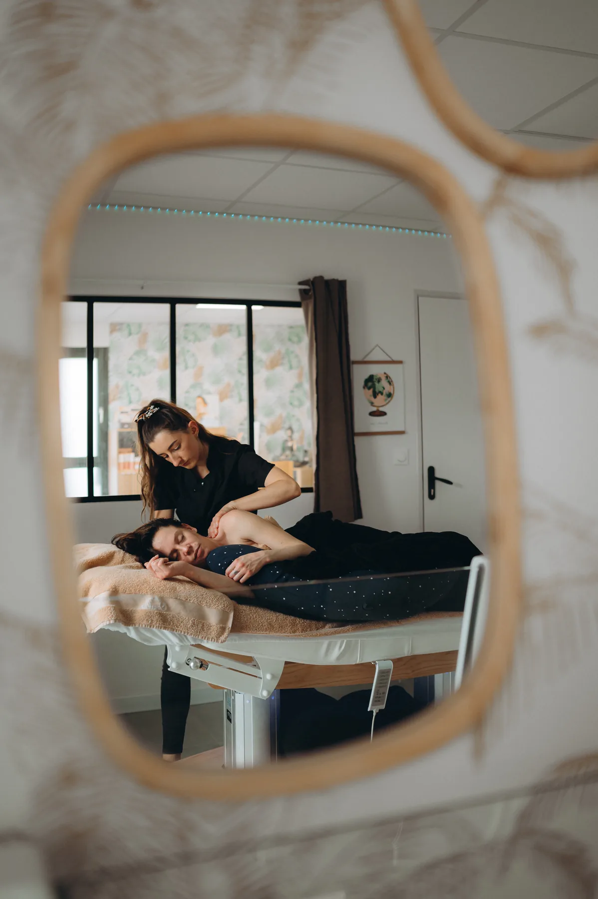 Floriane réalise un massage dans le cocon de L'Escale de Flo